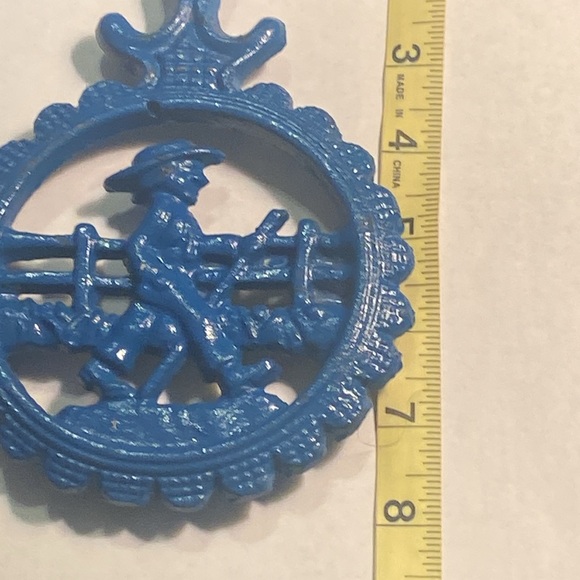 Vtg Pennsylvania Dutch Amish Boy Cast Iron Trivet 7 3/4" x 5 3/4" - Picture 3 of 8